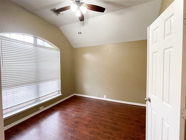 Building Photo - 4914 Surrey Park Cir