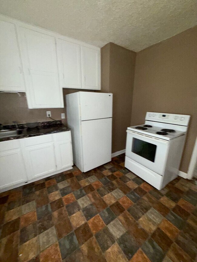 Building Photo - Charming 2-Bed End Unit in Quiet Quadplex-...