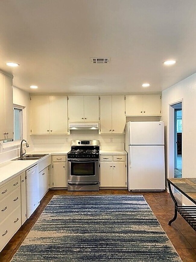 Building Photo - Lovely Home in W. Redding!!