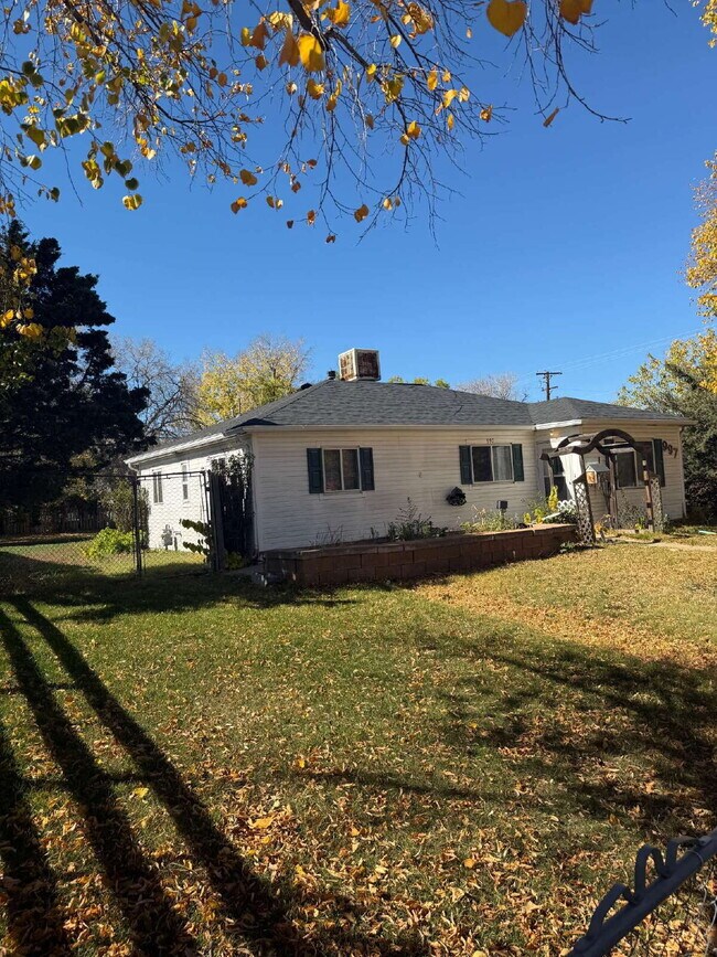 Building Photo - Ranch Style 3 bed, 1-1/2 bath Aurora Home Ready for Move In!