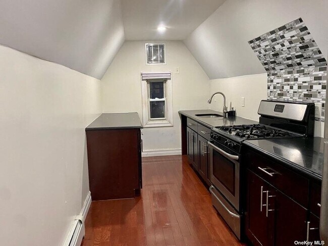 Foto del edificio - 218-12 118th Ave