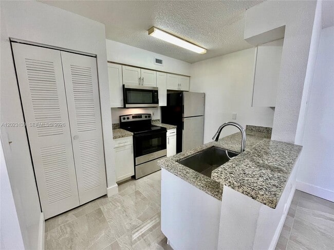 Building Photo - 2880 N Oakland Forest Dr