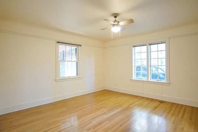 Building Photo - Gorgeous Corner 1-Bed with Built-ins in Coveted NW Location!