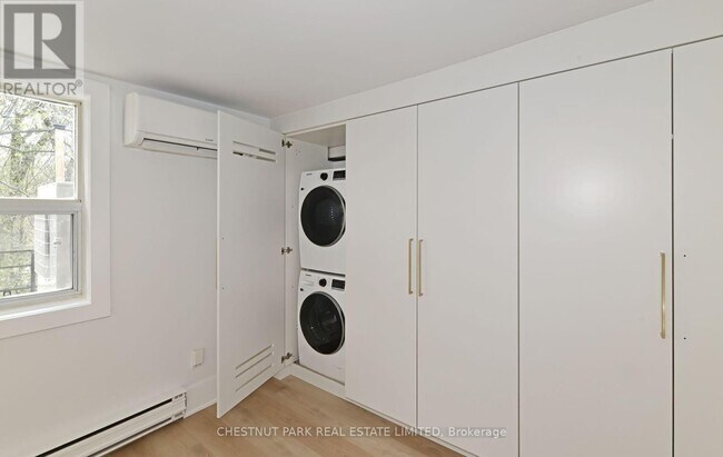 Photo du bâtiment - 1105 Queen St E