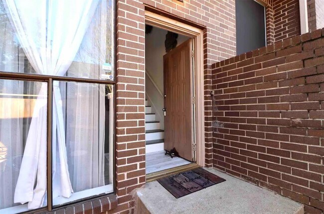 Building Photo - 13828 Hollowgreen Dr