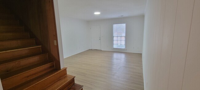 Foto del edificio - 5428 Sidbury Rd