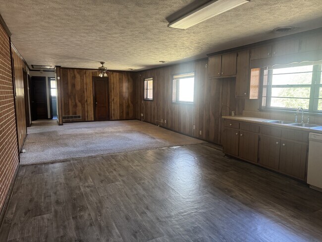 Foto del edificio - 1780 N Hl St Ext