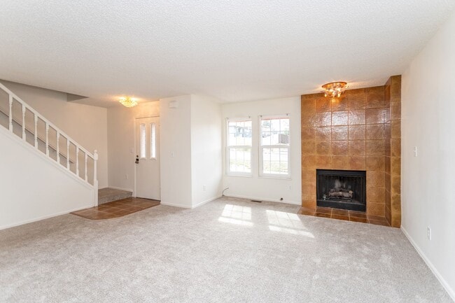 Building Photo - Beautifully Maintained Townhome with Fantastic Amenities