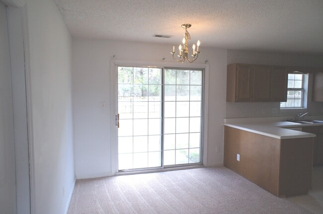 Building Photo - Nice 3 Bedroom Home in Horse creek Farms Subdivision