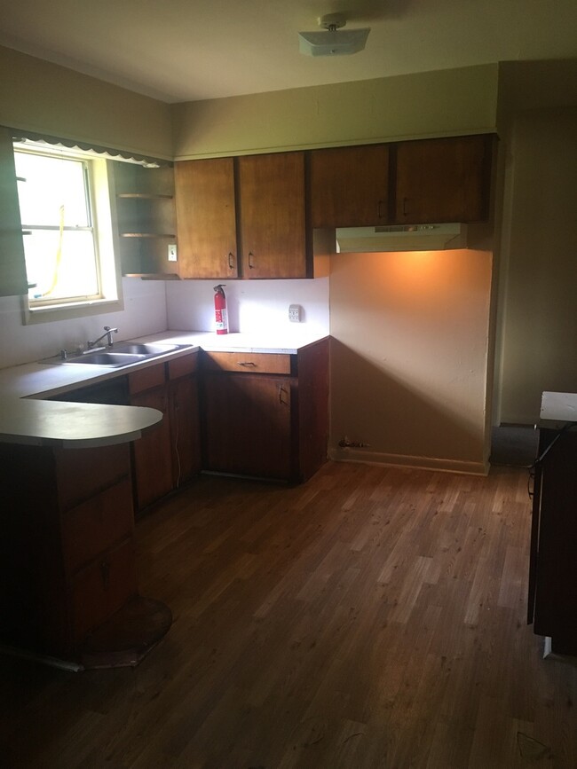 Building Photo - 1015 Pine Tree Dr