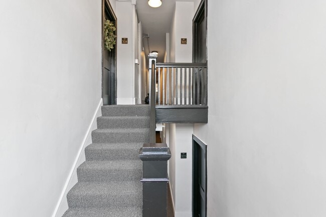 Building Photo - Second Floor Two Bedroom 1 Bath Unit Available