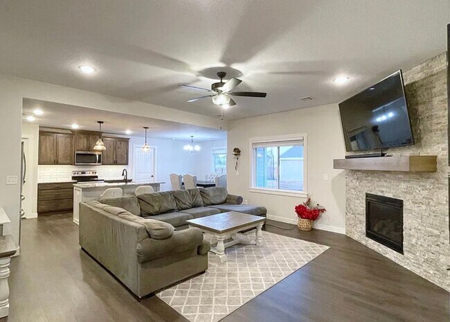 Foto del edificio - 3-Car Garage + Spacious Yard + Stainless Appliances + Fireplace + Near NEW Oliver Brown Elementary