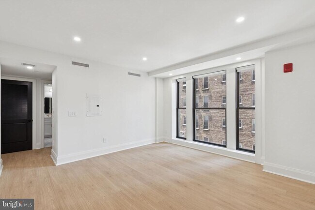 Building Photo - 135 S 19th St