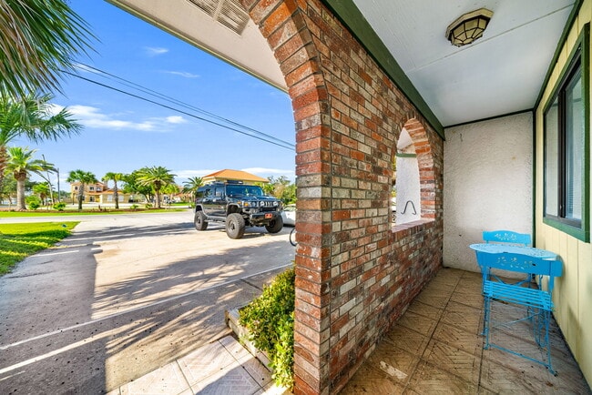 Building Photo - 6504 N Lagoon Dr