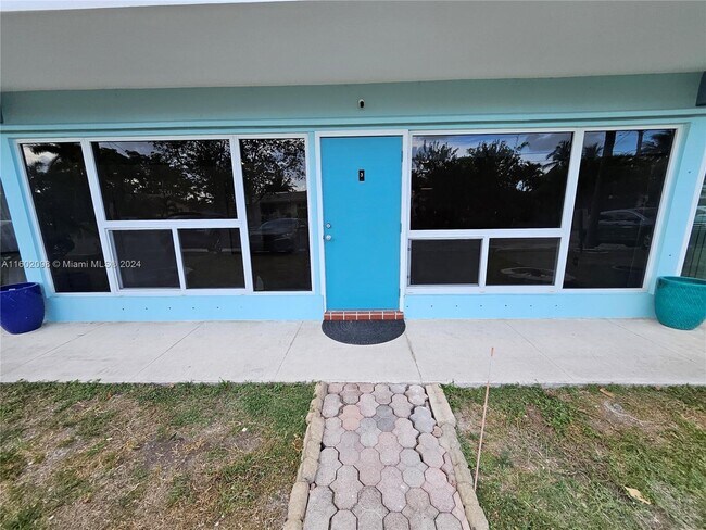 Building Photo - 733 NW 30th Ct