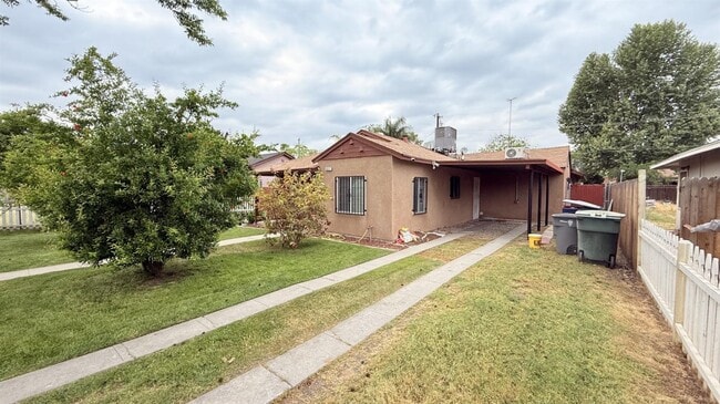 Building Photo - 3517 E Lamona Ave