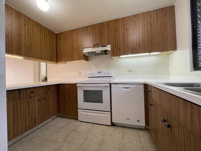 Building Photo - MAUNA LUAN 1/1/2 hi flr, sec, W/D, A/C, st...