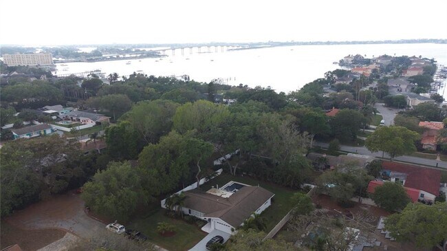 Foto del edificio - 719 Oakridge Ln