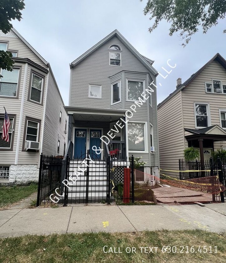 Foto principal - 2717 N Hamlin Ave