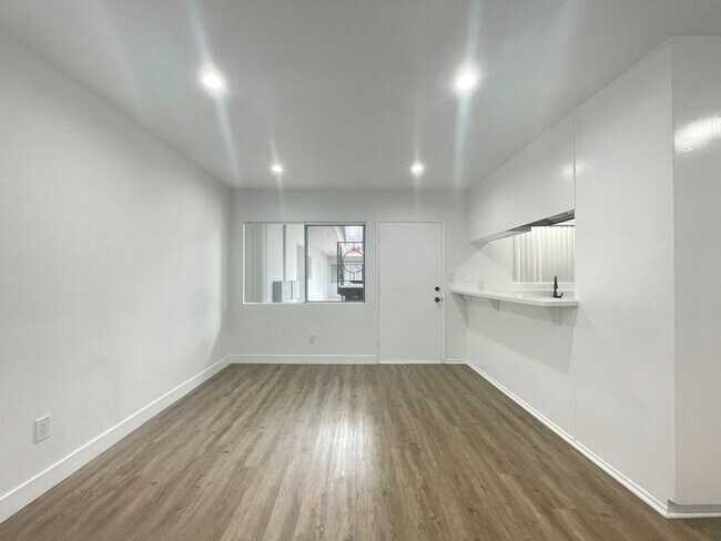 Foto del edificio - Upgraded 1 Bedroom In Torrance with Parkin...