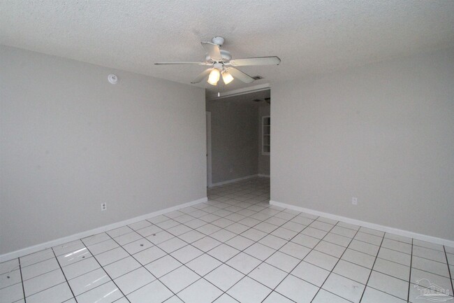 Building Photo - 4511 Versailles Dr