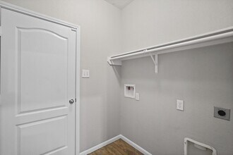 Building Photo - 2547 Hawthorn Park Ct