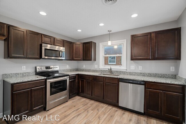 Building Photo - 3 br, 1 bath House - 1020 Walnut Street