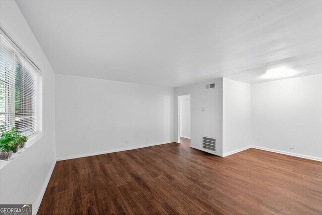 Building Photo - 2516 Peachwood Cir NE