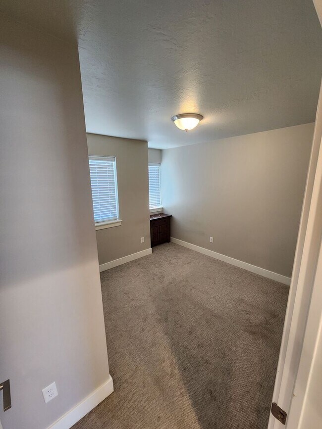 Building Photo - Gorgeous 4 Bedroom Home in Ogden