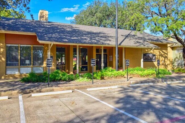 Foto del edificio - 1370 Rigsbee Dr