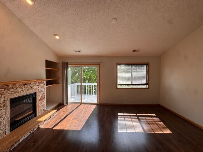Foto del edificio - Luxurious 3 Bedroom, 2 Bathroom GORGEOUS townhome!