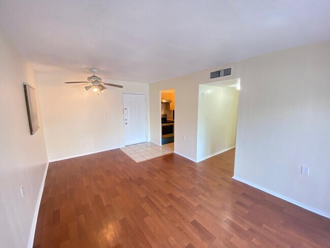 Foto del edificio - 1068 N Benoist Farms Rd
