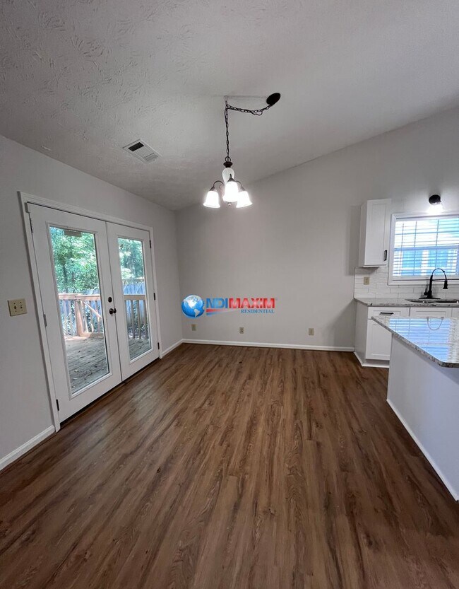 Foto del edificio - Newly renovated ranch in the COLLINS HILL ...