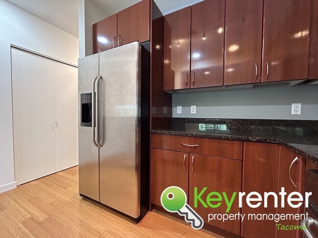 Building Photo - 2Bed/2Bath Downtown Gem +50% off First Ful...
