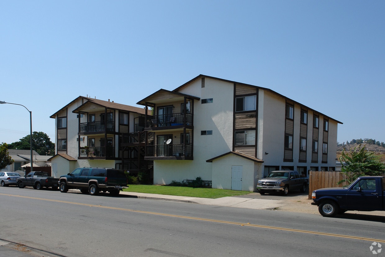 Building Photo - 12350-12356 Lakeshore Dr