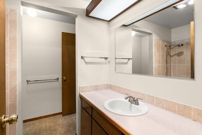 Building Photo - WELL-MAINTAiNED 2 BEDROOM & 1.5 BATH CONDO
