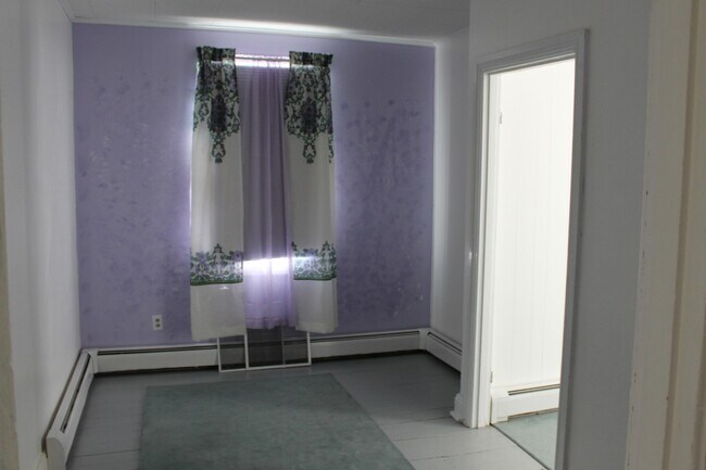 Building Photo - Spacious Single Family Home