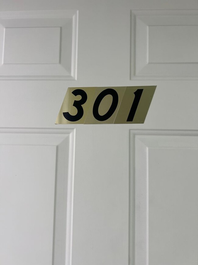 Building Photo - Spacious Studio units Near Silver Dollar City