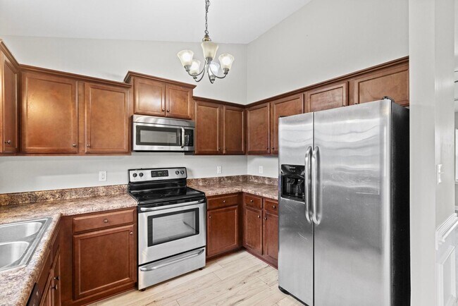 Building Photo - Bridgeport Home with Community Pool!