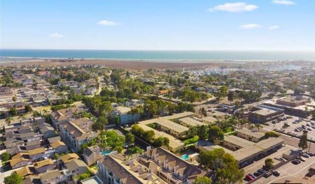 Foto del edificio - 4581 Warner Ave