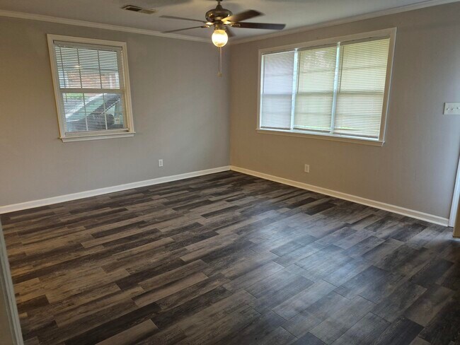 Foto del edificio - 3314 Oakridge Dr