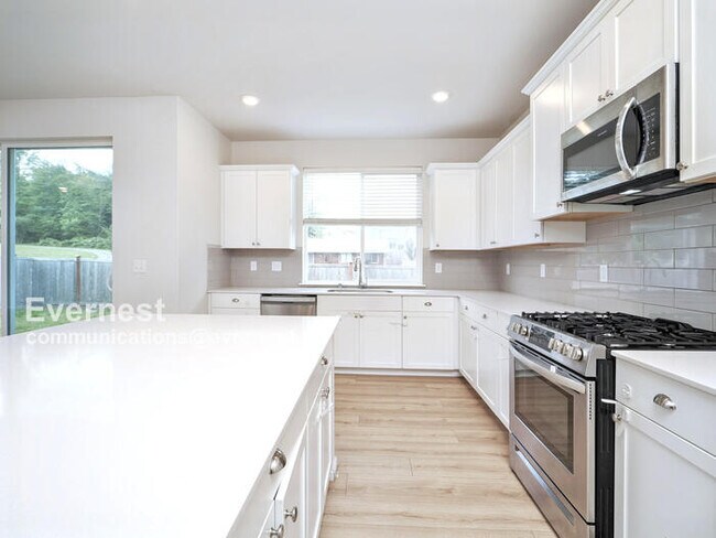 Foto del edificio - 913 Bryant Rd