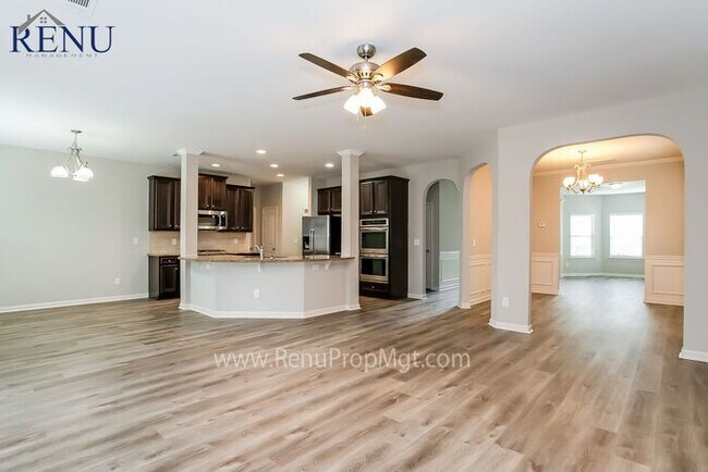 Building Photo - Now available 5 bedrooms 3.5 baths
