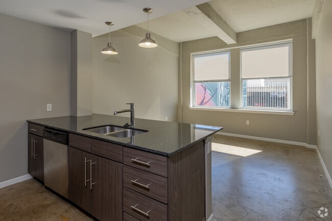 1BR, 1BA - 539SF - Sala de estar - The Palace Apartments