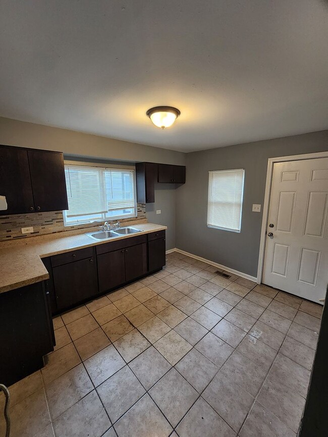 Building Photo - Welcome to your new home! 12116 S Wentwort...