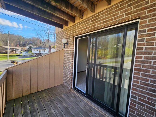 Building Photo - 2 Bedroom, 1 Bathroom Townhome - Available...
