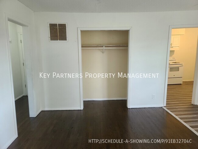 Building Photo - 1034 Pitt St - Section 8 welcome!