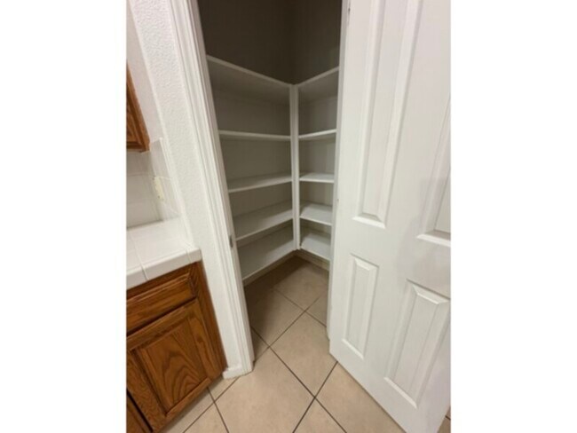 Building Photo - Great location! walk to WOODWARD, walk to restaurants and golf