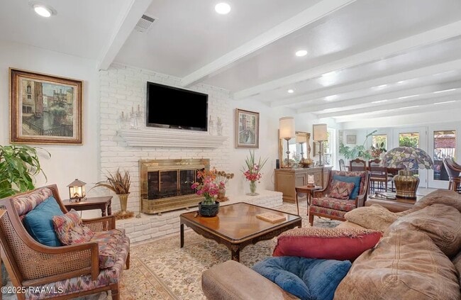 Living room - 113 Templeton Dr