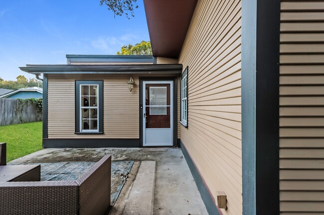 Building Photo - 927 E Shadowlawn Ave